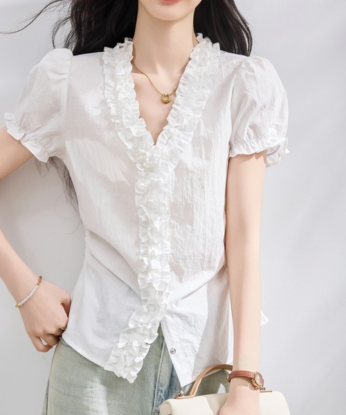 LUCPY(ラクピー)の「フリルVネックシャーリングブラウス(シャツ/ブラウス・レディース・ホワイト・X-LARGE/LARGE/MEDIUM/SMALL)」の3枚目の写真