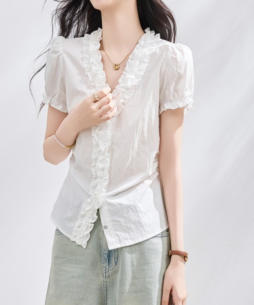 LUCPY(ラクピー)の「フリルVネックシャーリングブラウス(シャツ/ブラウス・レディース・ホワイト・X-LARGE/LARGE/MEDIUM/SMALL)」の4枚目の写真