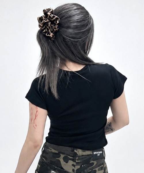 OY(オーワイ)の「『OY/オーワイ』RHINESTONE ODOLLY CROP TEE/ラインストーンオードリークロップ Tシャツ(Tシャツ/カットソー・レディース・ブラック・FREE)」の4枚目の写真