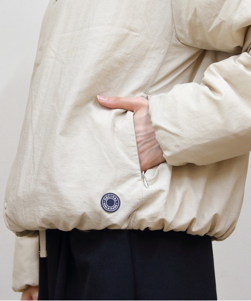 ORCIVAL(オーシバル)の「ORCIVAL/オーシバル ライトダウンノーカラーブルゾン LIGHT DOWN NO COLLAR BLOUSON OR-A0832 LAI(ダウンジャケット/コート・レディース・ベージュ/ブラック・2)」の4枚目の写真