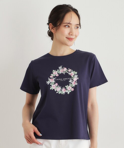 LAURA ASHLEY(ローラアシュレイ)の「【コットン100%/洗える】リースフローラル プリントTシャツ(Tシャツ/カットソー・レディース・サックスブルー/ネイビー/オフホワイト・38/40)」の2枚目の写真