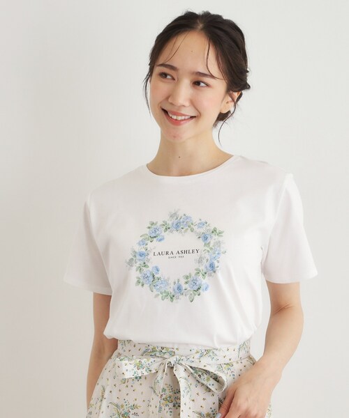 LAURA ASHLEY(ローラアシュレイ)の「【コットン100%/洗える】リースフローラル プリントTシャツ(Tシャツ/カットソー・レディース・サックスブルー/ネイビー/オフホワイト・38/40)」の1枚目の写真