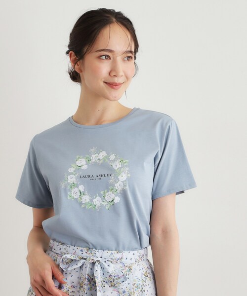 LAURA ASHLEY(ローラアシュレイ)の「【コットン100%/洗える】リースフローラル プリントTシャツ(Tシャツ/カットソー・レディース・サックスブルー/ネイビー/オフホワイト・38/40)」の3枚目の写真