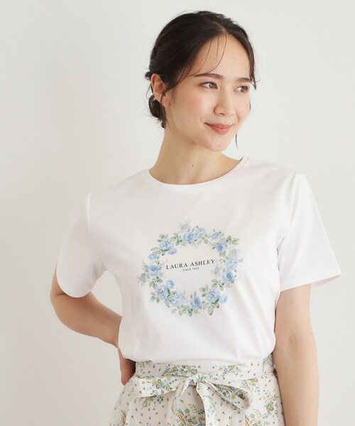 LAURA ASHLEY(ローラアシュレイ)の「【コットン100%/洗える】リースフローラル プリントTシャツ(Tシャツ/カットソー・レディース・サックスブルー/ネイビー/オフホワイト・38/40)」の4枚目の写真