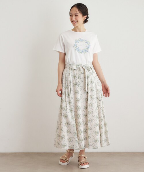 LAURA ASHLEY(ローラアシュレイ)の「【コットン100%/洗える】リースフローラル プリントTシャツ(Tシャツ/カットソー・レディース・サックスブルー/ネイビー/オフホワイト・38/40)」の5枚目の写真