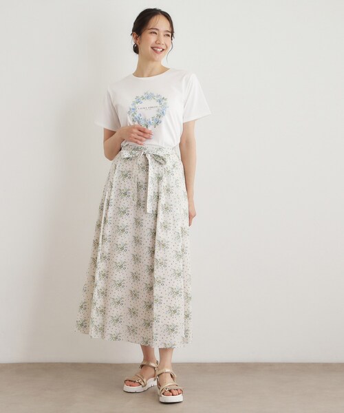 LAURA ASHLEY(ローラアシュレイ)の「【コットン100%/洗える】リースフローラル プリントTシャツ(Tシャツ/カットソー・レディース・サックスブルー/ネイビー/オフホワイト・38/40)」の6枚目の写真