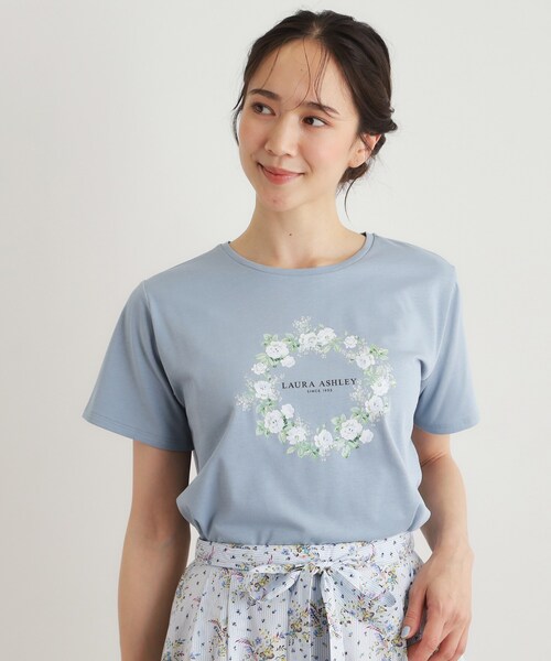 LAURA ASHLEY(ローラアシュレイ)の「【コットン100%/洗える】リースフローラル プリントTシャツ(Tシャツ/カットソー・レディース・サックスブルー/ネイビー/オフホワイト・38/40)」の8枚目の写真