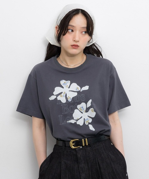 RAGEBLUE(レイジブルー)の「フラワーモチーフTシャツ(Tシャツ/カットソー・レディース・ダークグレー/オフホワイト・FREE)」の2枚目の写真