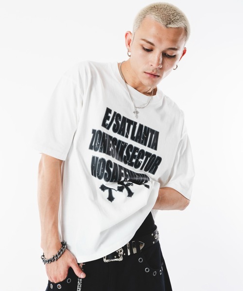 SHORT ROUND(ショートラウンド)の「SHORT ROUND/【26年春夏新作】アクセ付きブリーチビッグロゴT(Tシャツ/カットソー・メンズ・ワイン/ブラック系その他/ホワイト・MEDIUM/LARGE)」の1枚目の写真