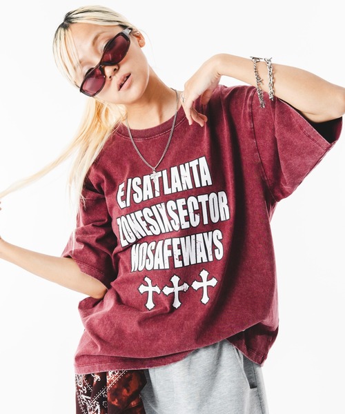 SHORT ROUND(ショートラウンド)の「SHORT ROUND/【26年春夏新作】アクセ付きブリーチビッグロゴT(Tシャツ/カットソー・メンズ・ワイン/ブラック系その他/ホワイト・MEDIUM/LARGE)」の3枚目の写真
