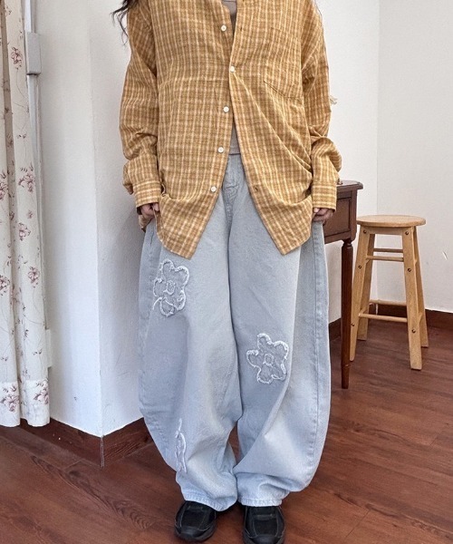 UP START(アップスタート)の「【LAMPOON】フラワーデニムパンツ(デニムパンツ・レディース・グレー・SMALL/LARGE/MEDIUM)」の4枚目の写真