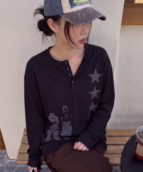 GRAVER（グレーバー）の「[UNISEX]STAR3 ヘンリーネック ロングスリーブ Tシャツ_Black（Tシャツ/カットソー・レディース・ブラック・LARGE/MEDIUM）」の2枚目の写真