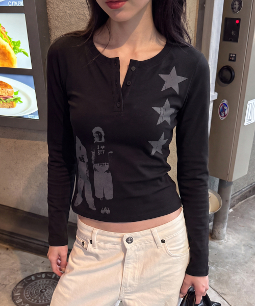 GRAVER（グレーバー）の「[UNISEX]STAR3 ヘンリーネック ロングスリーブ Tシャツ_Black（Tシャツ/カットソー・レディース・ブラック・LARGE/MEDIUM）」の3枚目の写真