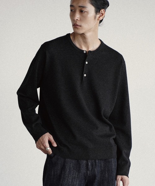 WYM LIDNM(ウィム バイ リドム)の「WOOL BLEND 14G HENLEY KNIT(ニット/セーター・メンズ・チャコール/ライトグレー/ブラウン/ダークグレー・M/L/XS/S)」の3枚目の写真