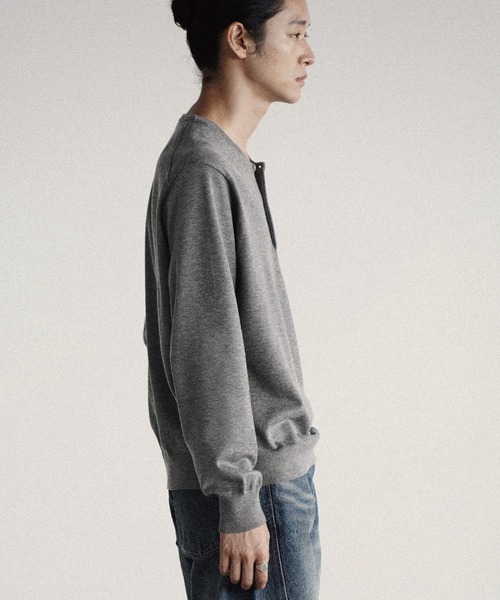 WYM LIDNM(ウィム バイ リドム)の「WOOL BLEND 14G HENLEY KNIT(ニット/セーター・メンズ・チャコール/ライトグレー/ブラウン/ダークグレー・M/L/XS/S)」の9枚目の写真