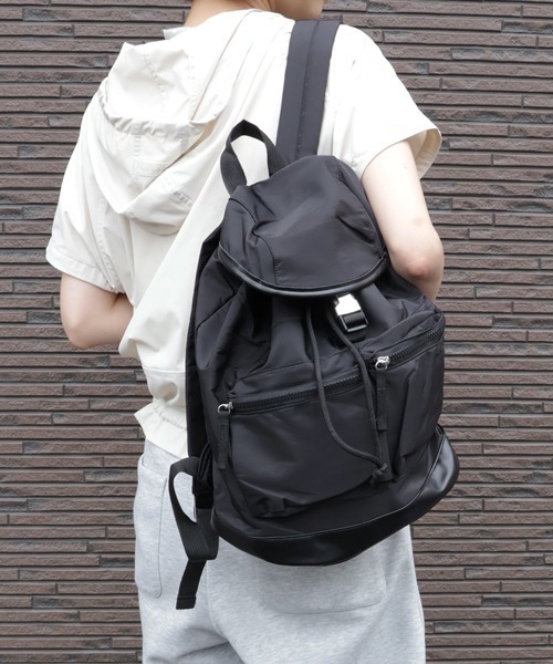 Alum'（アルム）の「ダブルフロントポケットフラップリュック（バックパック/リュック・レディース・ホワイト/ブラック/ブラウン・FREE）」の2枚目の写真