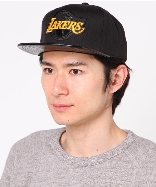 Mitchell&Ness(ミッチェル&ネス)の「ミッチェル&ネス スナップバックキャップ NBA パテントレザー バイザー アンド ロゴ ロサンゼルス レイカーズ ブラック Mitchell&Ness(キャップ・メンズ・ブラック・FREE)」の1枚目の写真