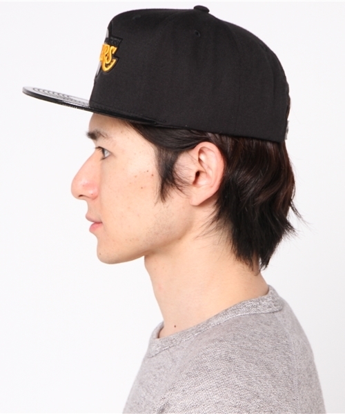 Mitchell&Ness(ミッチェル&ネス)の「ミッチェル&ネス スナップバックキャップ NBA パテントレザー バイザー アンド ロゴ ロサンゼルス レイカーズ ブラック Mitchell&Ness(キャップ・メンズ・ブラック・FREE)」の2枚目の写真