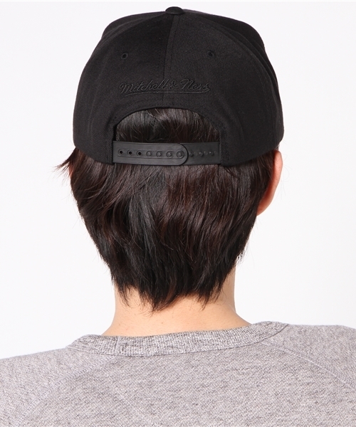 Mitchell&Ness(ミッチェル&ネス)の「ミッチェル&ネス スナップバックキャップ NBA パテントレザー バイザー アンド ロゴ ロサンゼルス レイカーズ ブラック Mitchell&Ness(キャップ・メンズ・ブラック・FREE)」の3枚目の写真