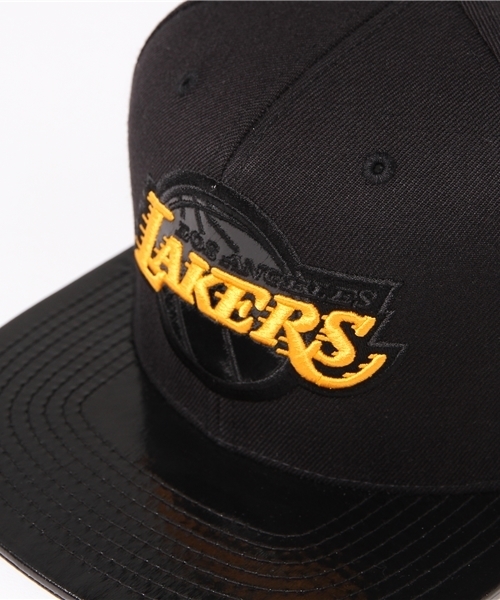 Mitchell&Ness(ミッチェル&ネス)の「ミッチェル&ネス スナップバックキャップ NBA パテントレザー バイザー アンド ロゴ ロサンゼルス レイカーズ ブラック Mitchell&Ness(キャップ・メンズ・ブラック・FREE)」の4枚目の写真