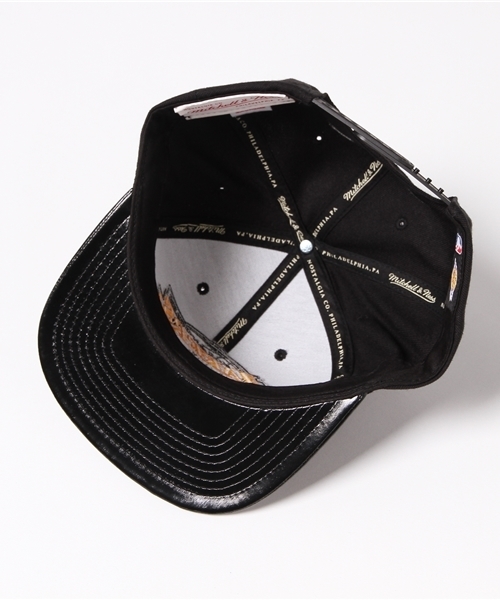 Mitchell&Ness(ミッチェル&ネス)の「ミッチェル&ネス スナップバックキャップ NBA パテントレザー バイザー アンド ロゴ ロサンゼルス レイカーズ ブラック Mitchell&Ness(キャップ・メンズ・ブラック・FREE)」の6枚目の写真