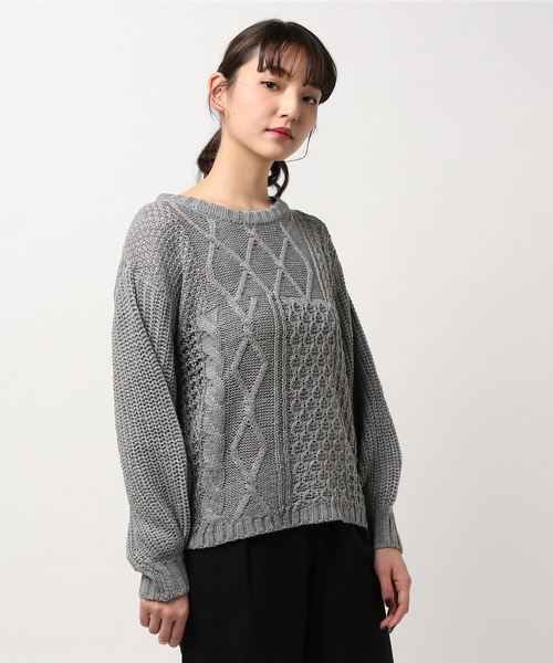 GeeRA（ジーラ）の「パッチワーク風ケーブル編クルーネックニット（ニット/セーター・レディース・グレー/オフホワイト/ボルドー・MEDIUM/LARGE）」の7枚目の写真