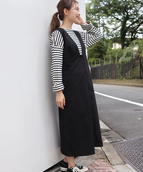 flower（フラワー）の「ボタンエプロンワンピース（ワンピース・レディース・ベージュ/ブラック・FREE）」の2枚目の写真