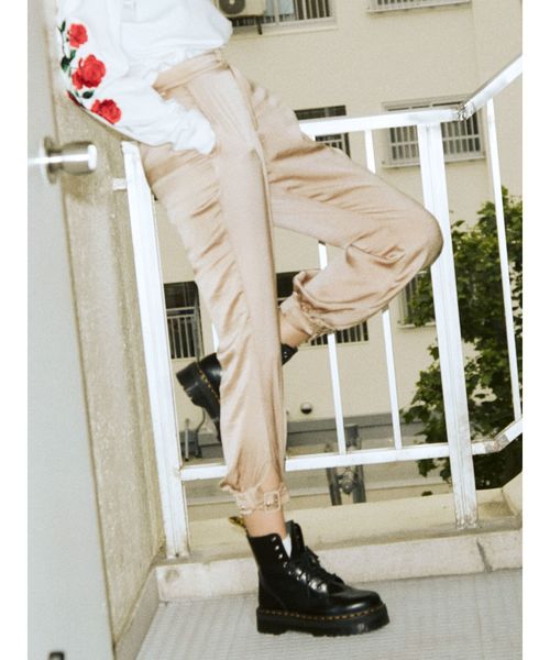 jouetie(ジュエティ)の「ヘムベルトサテンパンツ(その他パンツ・レディース・ブラック/ラベンダー/ベージュ・MEDIUM)」の1枚目の写真