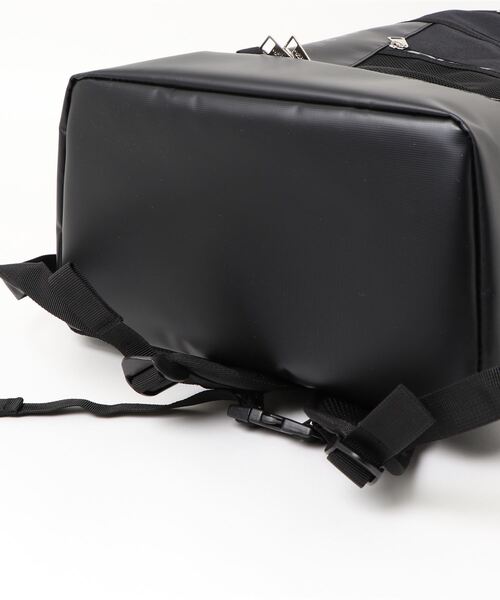 OUTDOOR PRODUCTS(アウトドアプロダクツ)の「TORRANCE2 デイパック/バックパック 2層式 PCポケット付き 抗菌防臭機能付き 底面保冷保温シート生地使用 30L(バックパック/リュック・メンズ・ホワイト/ブラック/ブラウン/ピンク・FREE)」の10枚目の写真