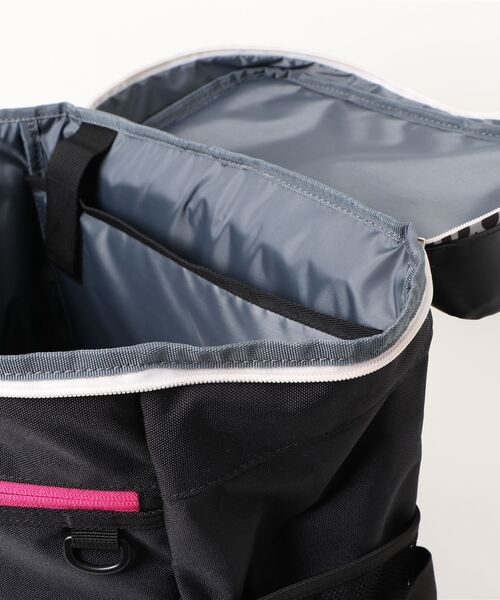 OUTDOOR PRODUCTS(アウトドアプロダクツ)の「TORRANCE2 デイパック/バックパック 2層式 PCポケット付き 抗菌防臭機能付き 底面保冷保温シート生地使用 30L(バックパック/リュック・メンズ・ホワイト/ブラック/ブラウン/ピンク・FREE)」の6枚目の写真