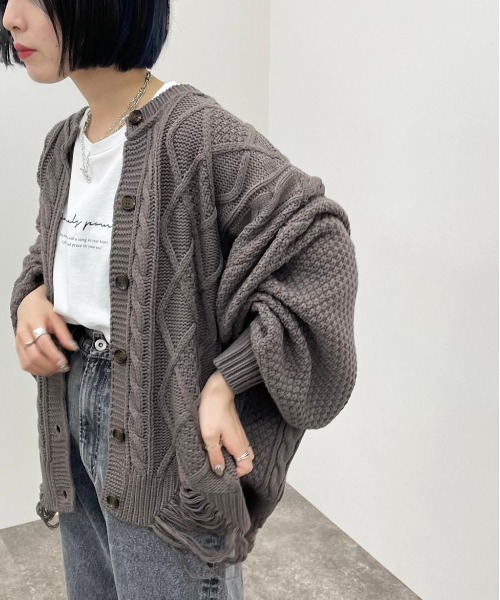 apres jour mignon(アプレジュールミニョン)の「ダメージ丸首カーディガン【ZOZOTOWN限定アイテム】(カーディガン/ボレロ・レディース・ブラック/グレイッシュベージュ/ダークブルー/パープル/アイボリー・X-LARGE/フリー)」の5枚目の写真