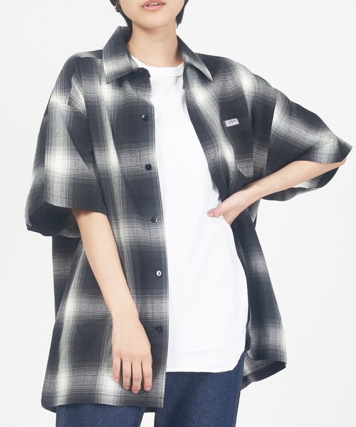 Cal Top(キャルトップ)の「OMBRE CHECK S/S SHIRTS(シャツ/ブラウス・レディース・ブラック×ホワイト/ブラック×グレー/グレー系その他/グレー×ホワイト/ブラウン/グリーン/ネイビー/ロイヤルブルー/ネイビー×ホワイト/サックスブルー系/レッド・S/M/L/XL)」の3枚目の写真