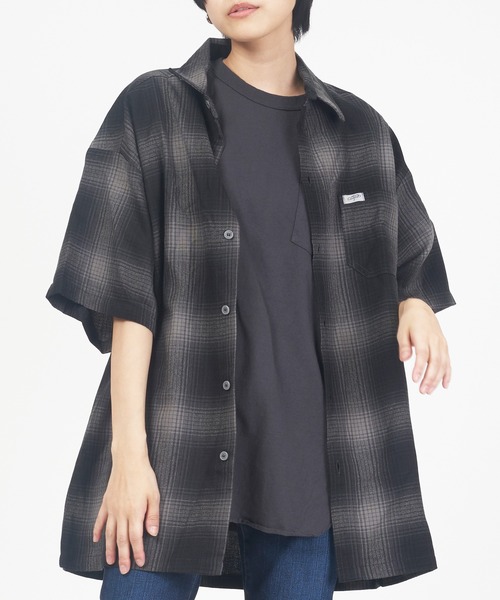 Cal Top(キャルトップ)の「OMBRE CHECK S/S SHIRTS(シャツ/ブラウス・レディース・ブラック×ホワイト/ブラック×グレー/グレー系その他/グレー×ホワイト/ブラウン/グリーン/ネイビー/ロイヤルブルー/ネイビー×ホワイト/サックスブルー系/レッド・S/M/L/XL)」の2枚目の写真