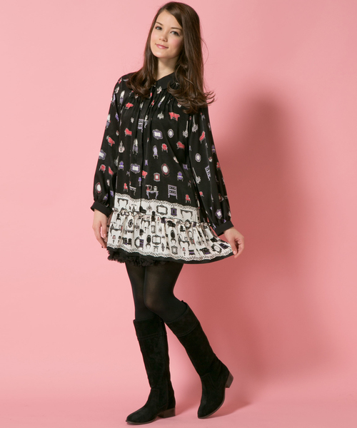 DOLLY GIRL BY ANNA SUI（ドーリーガール バイ アナ スイ）の「ドーリーハウスプリント ブラウス（ワンピース・レディース・ブラック系9/ワイン系9・1/2）」の3枚目の写真