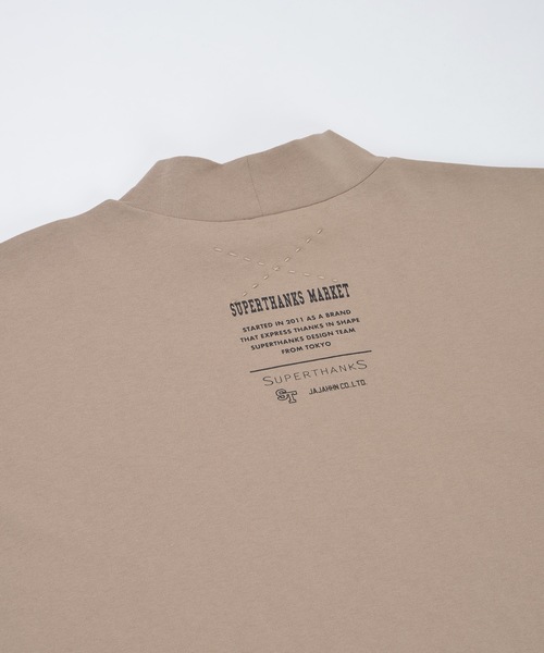 SUPERTHANKS(スーパーサンクス)の「モックネックワンポイントバックプリントロングTシャツ ビッグシルエットロンT(ユニセックス)(Tシャツ/カットソー・メンズ・ネイビー/ブラック/ホワイト/モカ・L/S/M)」の8枚目の写真