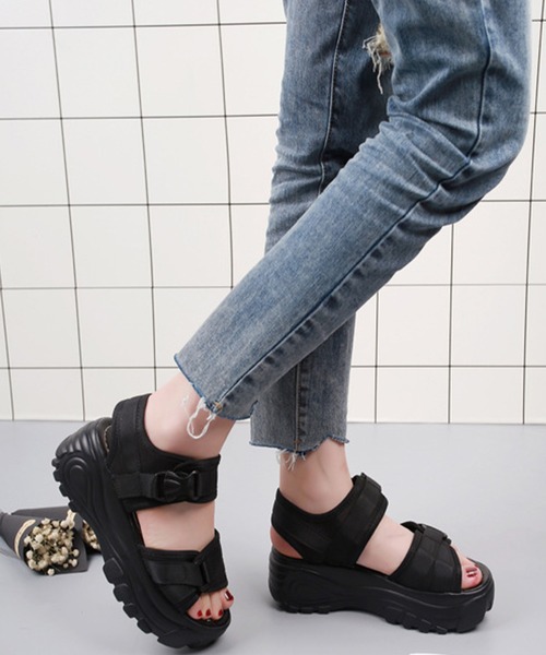 JUNOAH(ジュノア)の「モノトーン厚底スポーツサンダル(サンダル・レディース・ブラック・40/38/39/36/37)」の2枚目の写真