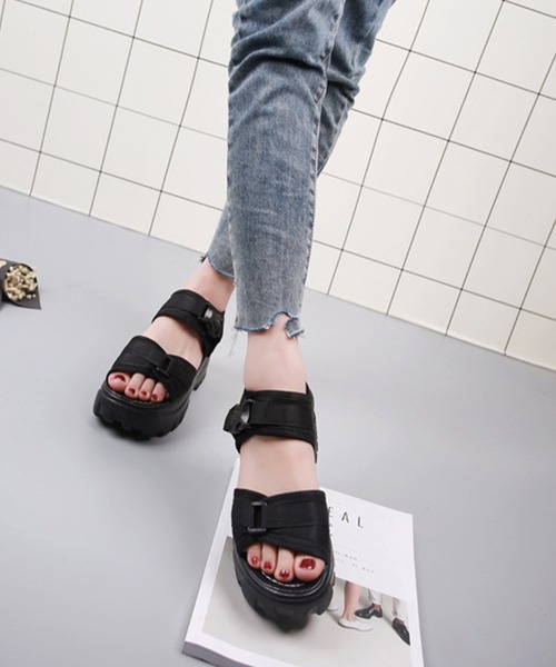 JUNOAH(ジュノア)の「モノトーン厚底スポーツサンダル(サンダル・レディース・ブラック・40/38/39/36/37)」の4枚目の写真