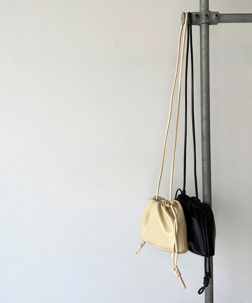 CANAL JEAN(キャナルジーン)の「LE VERNIS(ル・ベルニ) ワイドミニ巾着バッグ(ハンドバッグ・レディース・ブラック/クリーム・ONE SIZE)」の5枚目の写真