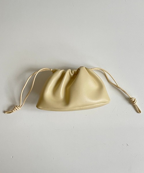 CANAL JEAN(キャナルジーン)の「LE VERNIS(ル・ベルニ) ワイドミニ巾着バッグ(ハンドバッグ・レディース・ブラック/クリーム・ONE SIZE)」の3枚目の写真