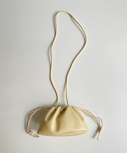 CANAL JEAN(キャナルジーン)の「LE VERNIS(ル・ベルニ) ワイドミニ巾着バッグ(ハンドバッグ・レディース・ブラック/クリーム・ONE SIZE)」の10枚目の写真