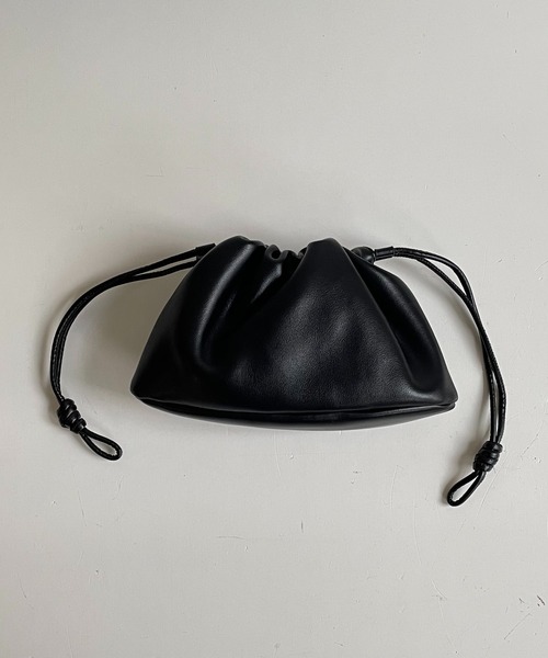 CANAL JEAN(キャナルジーン)の「LE VERNIS(ル・ベルニ) ワイドミニ巾着バッグ(ハンドバッグ・レディース・ブラック/クリーム・ONE SIZE)」の8枚目の写真