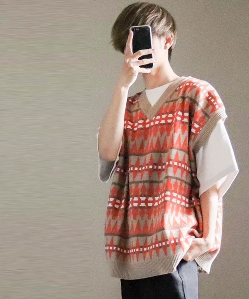 Anytime Songs（エニータイムソングス）の「幾何学柄 ジャガードニットベスト（ベスト・メンズ・ベージュ/グリーン/チャコール・MEDIUM/LARGE/X-LARGE）」の2枚目の写真