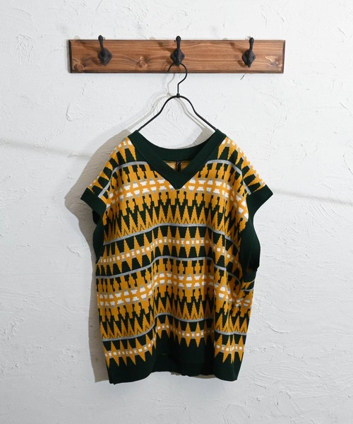 Anytime Songs（エニータイムソングス）の「幾何学柄 ジャガードニットベスト（ベスト・メンズ・ベージュ/グリーン/チャコール・MEDIUM/LARGE/X-LARGE）」の3枚目の写真