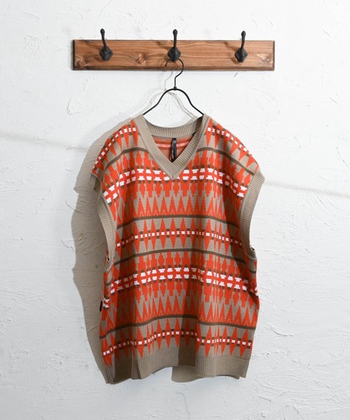 Anytime Songs（エニータイムソングス）の「幾何学柄 ジャガードニットベスト（ベスト・メンズ・ベージュ/グリーン/チャコール・MEDIUM/LARGE/X-LARGE）」の8枚目の写真