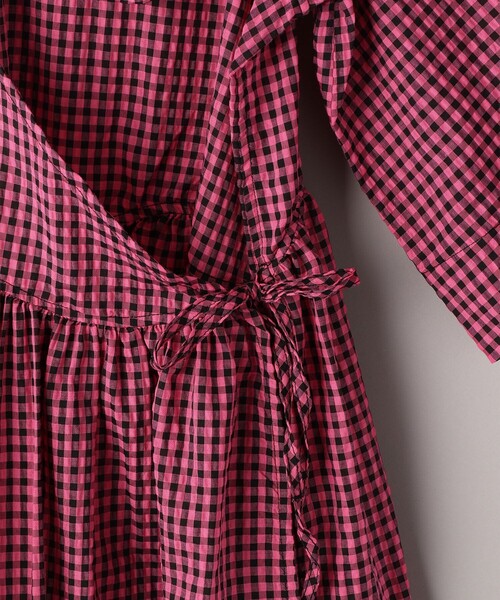 Firsthand(ファーストハンド)の「Firsthand/ファーストハンド Ganni / ガニー Oversized Seersucker Wrap Midi Dress / シアサッカー ラップ ミニワンピース(ワンピース・レディース・ピンク・36)」の5枚目の写真