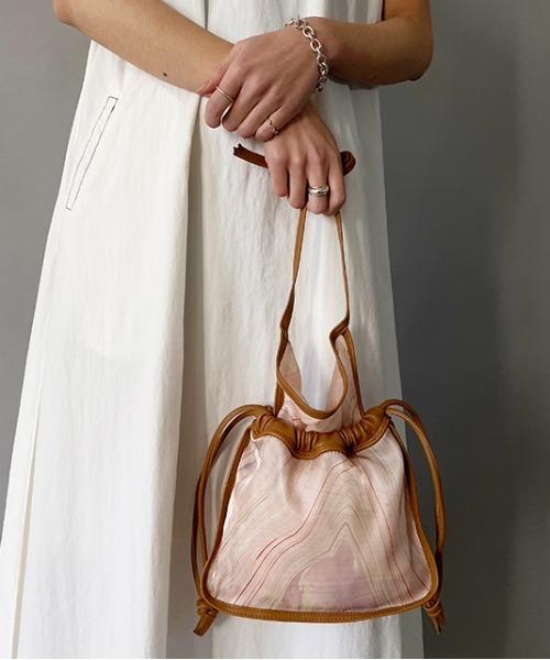 LE VERNIS（ル・ベルニ）の「LE VERNIS(ル・ベルニ)シアエプロンサコッシュ（ショルダーバッグ・レディース・ピンク/グリーン・FREE）」の2枚目の写真