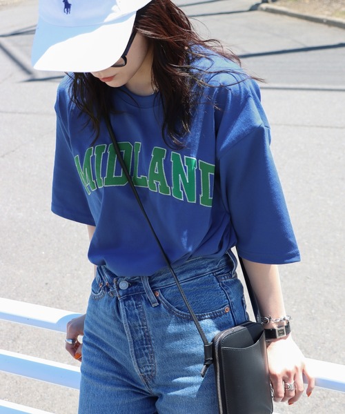 COURO（コウロ）の「カレッジロゴワッペンオーバーサイズ半袖Tシャツ（Tシャツ/カットソー・レディース・ホワイト/ブラック/ブルー/グリーン/オートミール・M/L）」の2枚目の写真