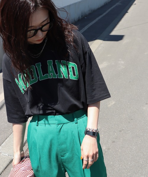 COURO（コウロ）の「カレッジロゴワッペンオーバーサイズ半袖Tシャツ（Tシャツ/カットソー・レディース・ホワイト/ブラック/ブルー/グリーン/オートミール・M/L）」の4枚目の写真