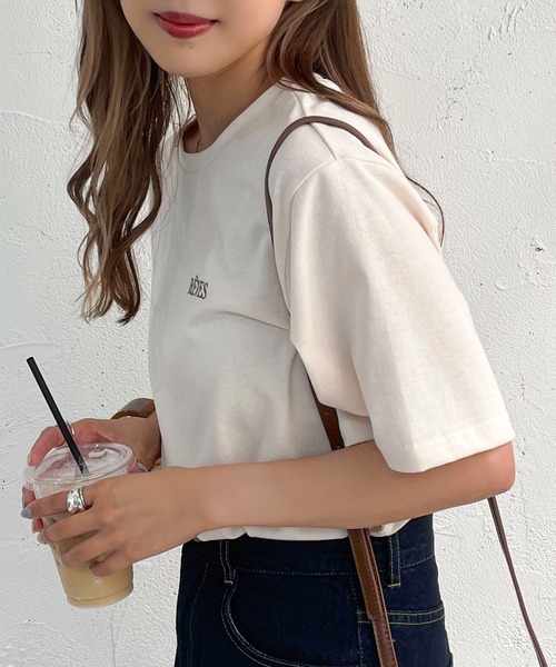 apres jour mignon(アプレジュールミニョン)の「シュエットチビロゴ刺繍Tシャツ【ZOZOTOWN限定アイテム】(Tシャツ/カットソー・レディース・ホワイト系その他/ナチュラル/ブラック系その他/ブラック/アイボリー/オフホワイト・フリー/X-LARGE)」の6枚目の写真