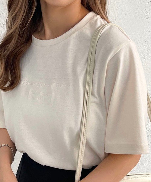 apres jour mignon(アプレジュールミニョン)の「シュエットチビロゴ刺繍Tシャツ【ZOZOTOWN限定アイテム】(Tシャツ/カットソー・レディース・ホワイト系その他/ナチュラル/ブラック系その他/ブラック/アイボリー/オフホワイト・フリー/X-LARGE)」の1枚目の写真